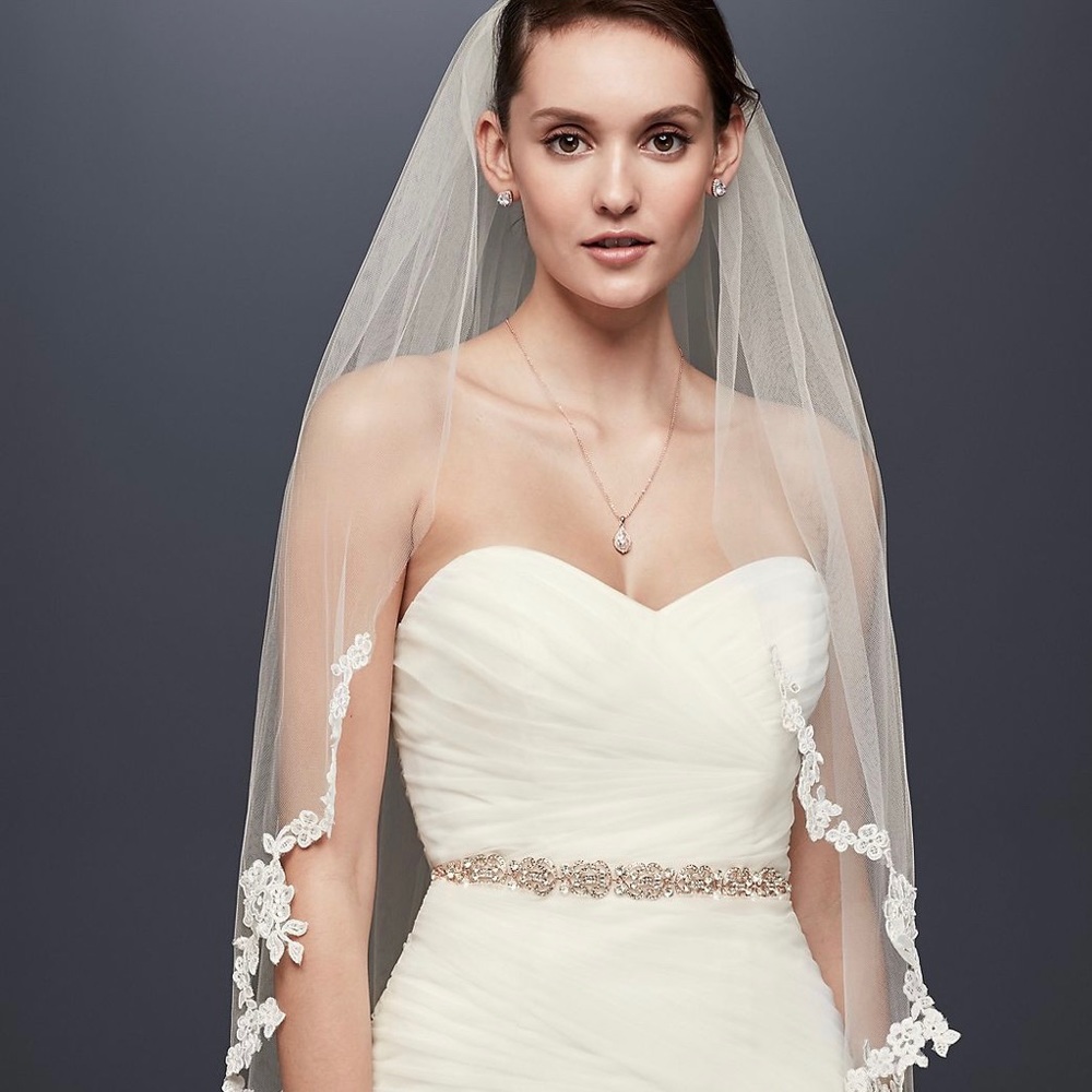 SOLDCorded Lace Edge Fingertip Veil